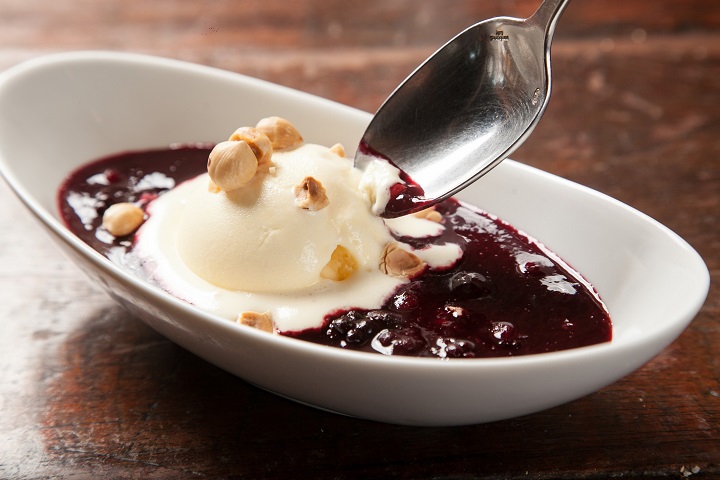 Sopa morna de frutas vermelhas com sorvete de creme. Foto: Rodrigo Castro 