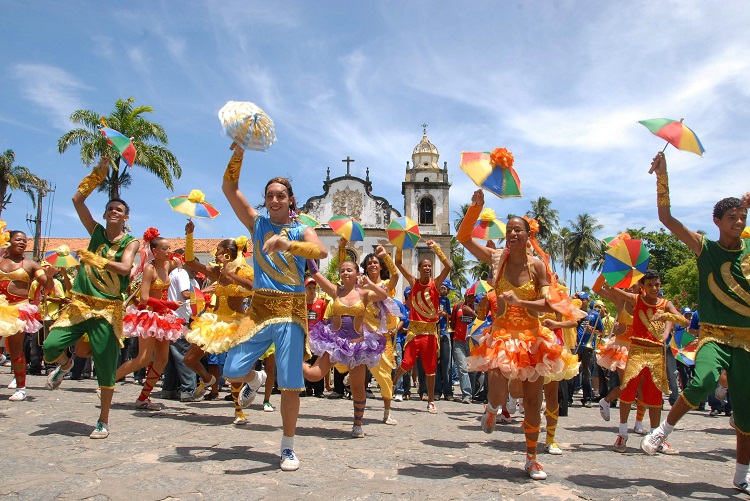 Frevo_dancers_-_Olinda,_Pernambuco,_Brazil
