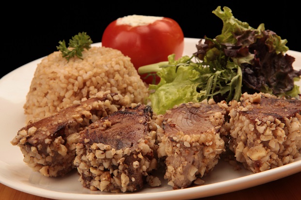 Atum na Crosta de Castanhas, com tomate recheado de ricota com ervas e arroz integral 