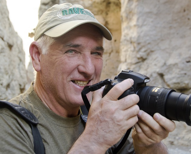 Haroldo Castro fotografando no cânion do rio Sesriem, na Namíbia. © Giselle Paulino/Viajologia