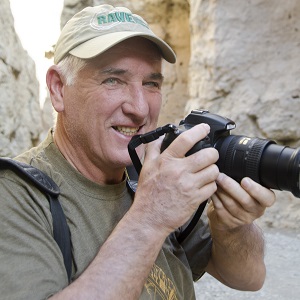 Haroldo Castro fotografando na Namíbia (CRÉDITOS GISELLE PAULINO)