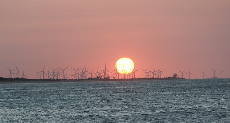 Produção do RN responde por 30% da geração de energia eólica no país. Em São Miguel do Gostoso, a praia divide o cenário com os aerogeradores. Foto: Eduardo Madeira
