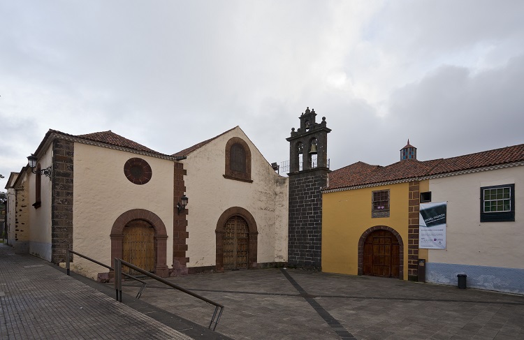 Iglesia_de_Santo_Domingo_de_Guzmán,_San_Cristóbal_de_La_Laguna,_Tenerife,_España,_2012-12-15,_DD_01