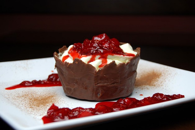 Imperiati_Mousse_di_cioccolato_bianco_nel_cestino_com_crema_di_fragole (2)