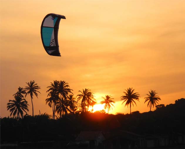 Kitesurfing no por do sol do Ceará