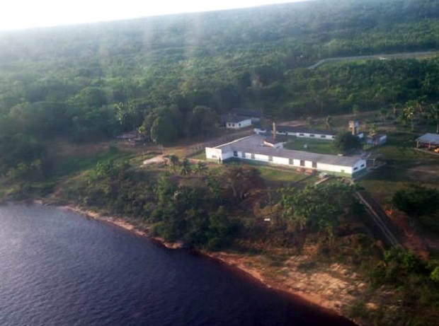 Local da fábrica fica às margens do Rio Negro, no município de Barcelos, a 399 km de Manaus.