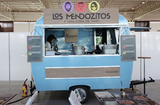 'Los Mendozitos y Una Copa de Vino' é o primeiro wine bar itinerante do país