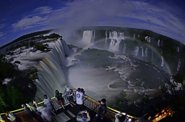 Nas Cataratas é possível ver o arco-íris prateado, que geralmente aparece de forma magistral nas noites de Lua cheia.