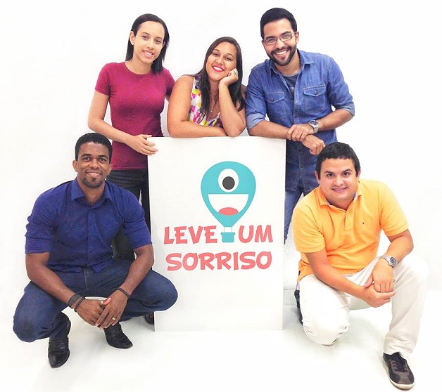 Léo, Suzana, Flávia, Philippe e Tarcyo. Eles fazem parte do Leve um Sorriso. E você também pode fazer parte desse grupo.