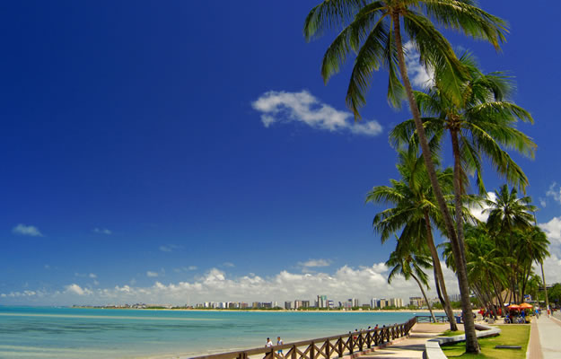 Maceió - belas praias ornadas por jardins de coqueirais.