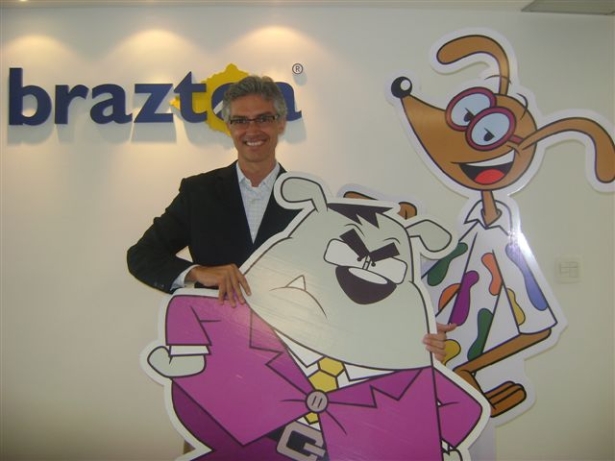 Marco Ferraz, presidente da Braztoa, com os dois personagens utilizados na campanha de comunicação da Turismo Week
