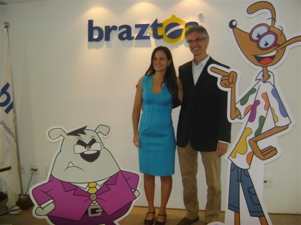 Mariana Caltabiano, da Mariana Caltabiano Criações e Marco Ferraz, presidente da Braztoa