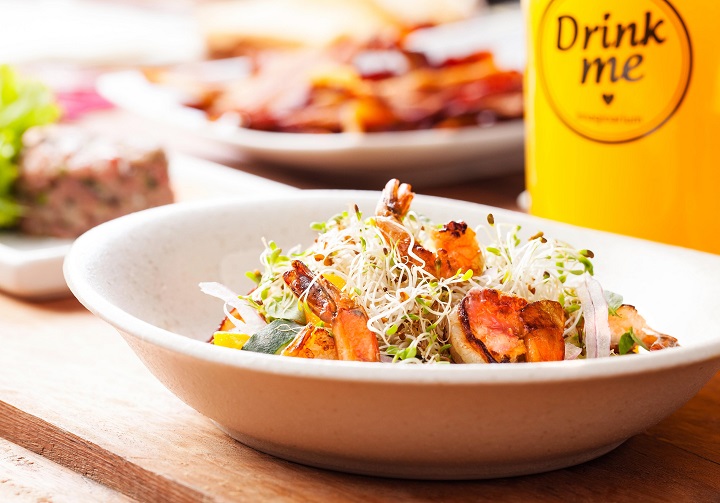 Meza Bar_saladinha de pepino, manga, camarões_crédito Estúdio Rio Foto