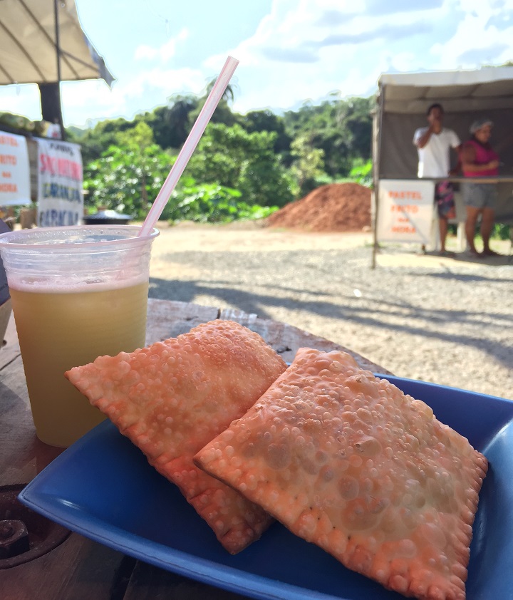 Na ida ou na volta, aproveite para comer um pastel frito na hora com um caldo de cana, água de coco ou suco de laranja em uma barraquinha na estrada.