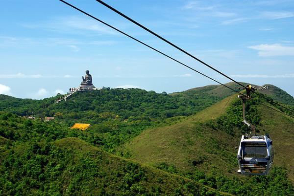 Ngong Ping 360, em Hong Kong, com Tian Tan Buddha ao fundo (Foto Flickr William Li)