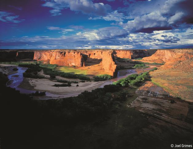 O Canyon de Chelly abriga famílias indígenas Navajo por cerca de 5000 anos, que criam gado e cultivam suas terras no local