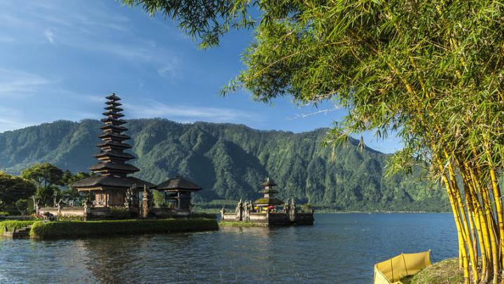 O templo hindu Pura Ulu Danu Bratan, no lago Bratan de Bali, na Indonésia