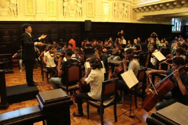 Orquestra Infanto-Juvenil das Comunidades Pacificadas - concerto com regência do Maestro Juliano Dutra