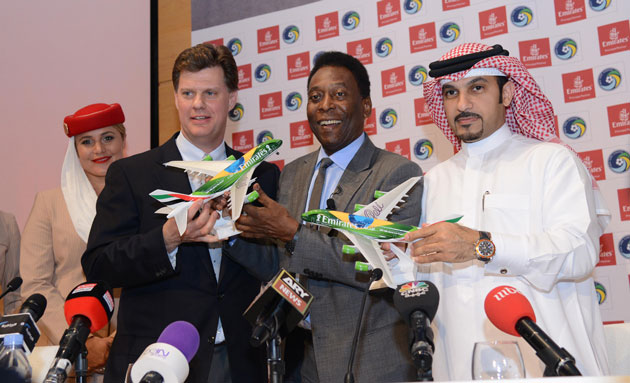 Da equerda para a direita: o presidente do New York Cosmos, Seamus O’Brien; Pelé; o Xeque Majid Al Mualla, vice-presidente comercial de Operações, depois do anúncio da renovação do patrocínio.
