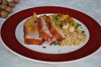 Pernil defumado com chutney de laranja e macadâmias