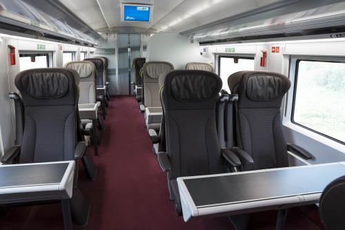 Poltronas maiores, ergonômicas e reclináveis, com mais espaço entre os assentos, tornarão a viagem mais confortável