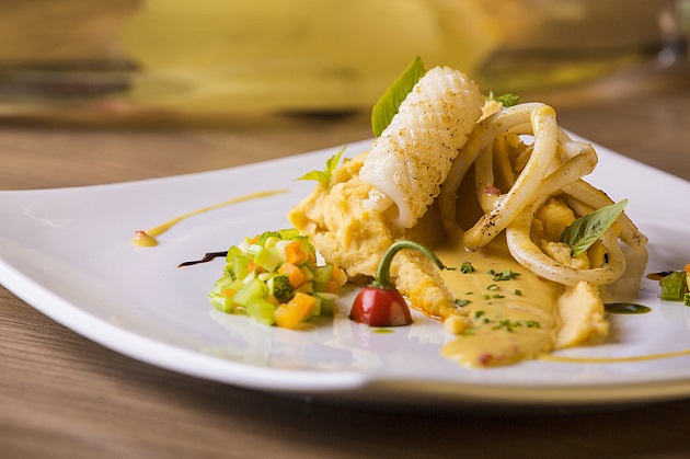 Purê de Grão de Bico com Lulas - Servido com legumes crocantes, vinagrete de mel, mostarda e laranjas