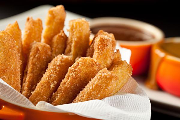 Q_Churros-com-calda-de-doce-de-leite-e-chocolate2_Rodrigo-Azevedo