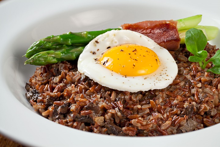 Risoto de arroz vermelho e funghi com ovo estalado, Parma e aspargos. Foto: Rodrigo Azevedo