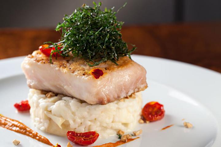 Quiteria_Lombo de Pirarucu, risoto de pupunha, molho de pimentao e castanha de caju_ Credito Rodrigo Azevedo (3)