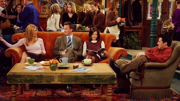 Rachel, Monica, Chandler, Joey personagens de Friends, no sofá do Central Perk. Foto: Warner Bros.