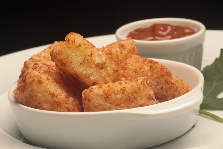 Bolinhos de tapioca e parmesao com chutney de goiaba. Foto: Berg Silva