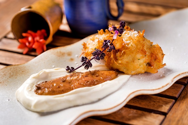 Riso BistrÃ´ - Pataniscas de bacalhau com foie gras e creme azedo baixa