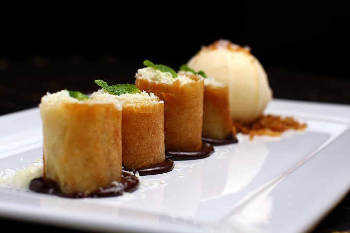 Sawasdee_ banana em crosta de mascavo e harumaki, molho de chocolate, crumble de coco, sorvete de caramelo com flor de sal, nuvem de chocolate branco 2_Thiago Sodré_