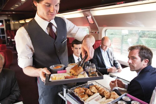 Serviço de bordo na primeira classe do Thalys, trem que percorre França, Bélgica, Alemanha e Holanda_Crédito Rail Europe 500