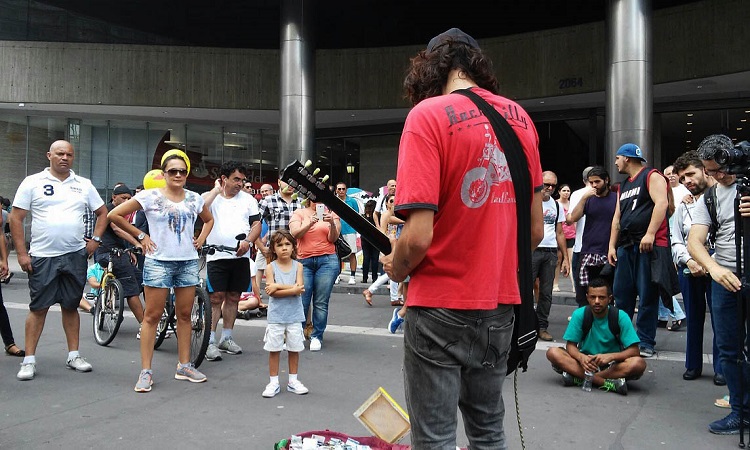 Artistas de rua também se apresentam na Avenida Paulista. Foto: André Tambucci/Fotos Públicas