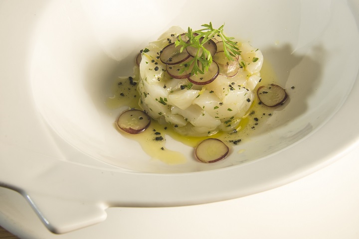 Tartar de Vieiras canadenses com uva e perfume de laranja