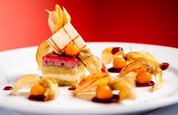 Torta de framboesa com chocolate branco e physalis