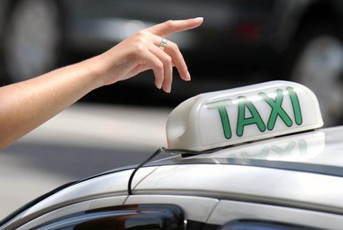 Táxi - O taxista é o profissional que transmite as primeiras impressões da cidade que o turista está visitando.