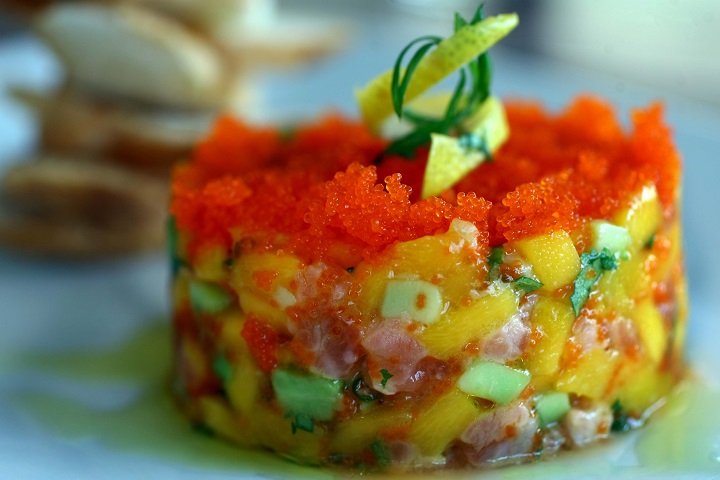 Tartare de salmão, manda, abacate, ovas de massagoa e palha de gengibre. Foto: Daniel Ramalho
