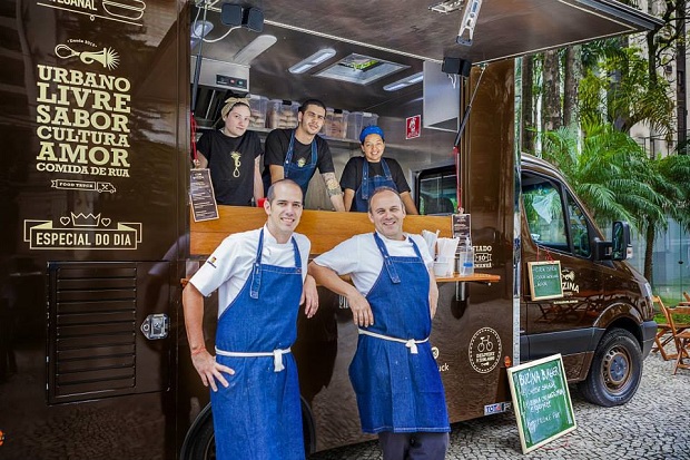 O "Buzina Food Truck" serve lanches gourmet, saladas especiais e diversas outras "comidinhas de rua". Inspirado na correria nova iorquina, o empreendimento dos chefs Márcio Silva e Jorge Gonzalez também está nas ruas da capital paulista.