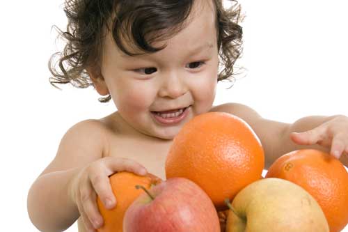 criança e frutas