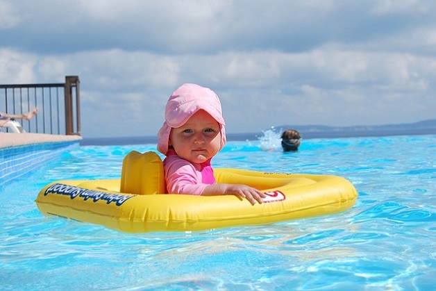 criança piscina