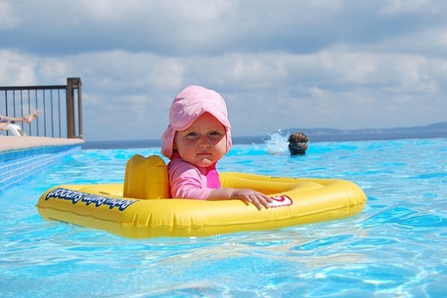 criança piscina