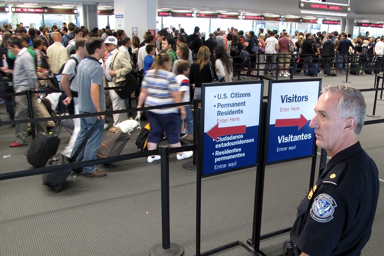 Imigração na chegada aos Estados Unidos (foto divulgação U.S. Customs and Border Protection)