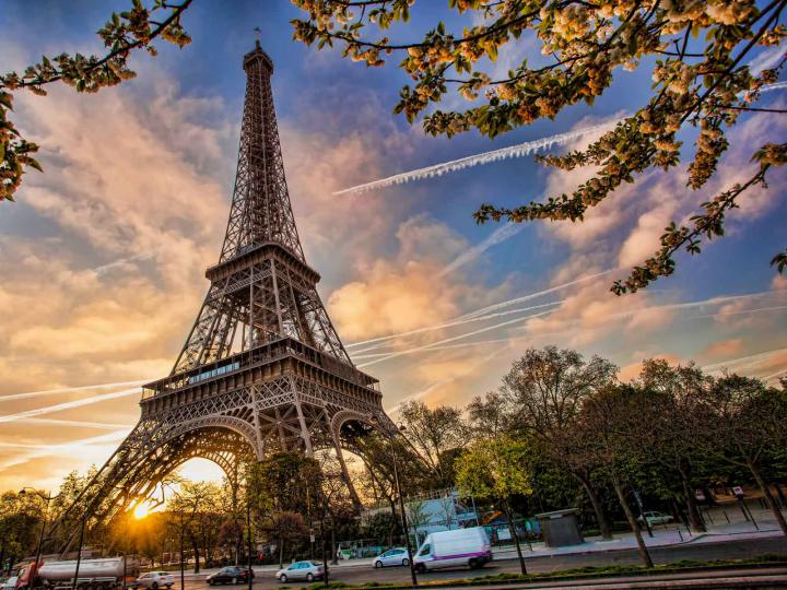 eiffel-tower-sunrise