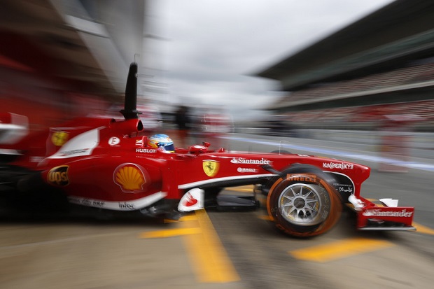 Fernando Alonso durante testes em Barcelona. Foto: FIA