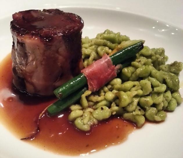 Paleta de cordeiro assada com molho da própria carne e especiarias, acompanhada de spaetzle de espinafre e ervas.