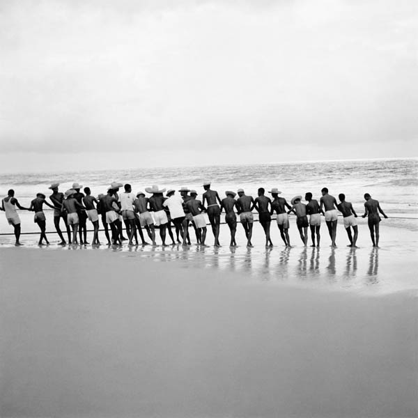 Puxada do Xaréu, c. 1940. Bahia - Brasil. Foto de Marcel Gautherot / acervo IMS