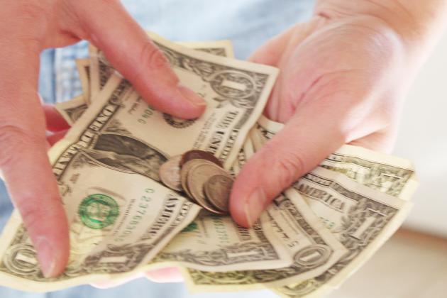 money-in-hands128487