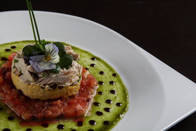 Tartare de tomate e azeitona com salada de atum desfiado e molho de pesto